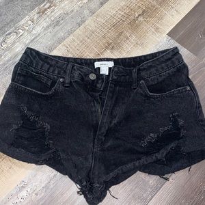 Black rip shorts✨